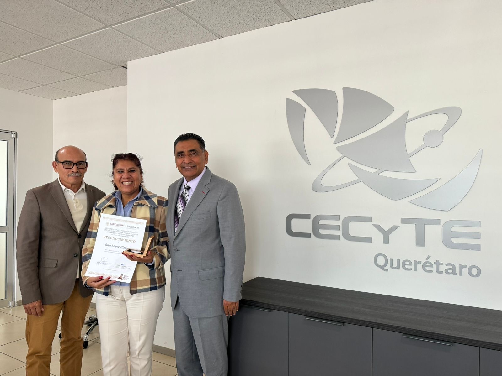 Reconoce Federación a docente de CECyTEQ